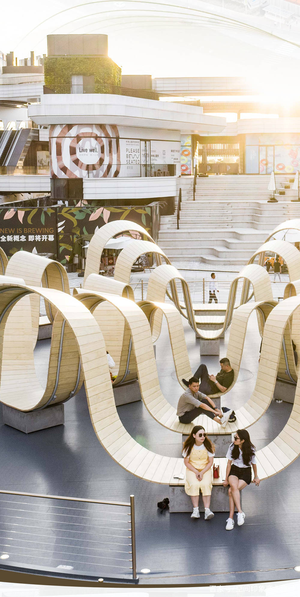 到街上度假的人,"赖"在椅子上不走了?!_空间_装置_人们