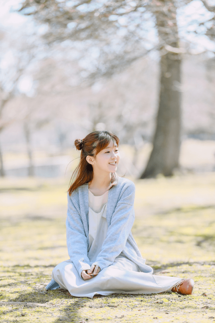 宋伊人气质清新脱俗去旅游简单穿条纹t恤配牛仔阔腿裤好时髦