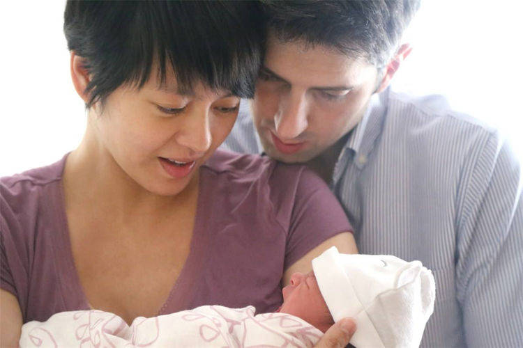【抱新生儿】抱新生儿的正确方法_抱新生儿的注意事项_抱新生儿的好处