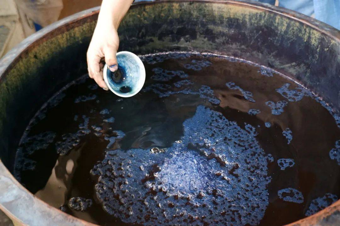 匠心|谢宝高的浪漫主义艺术,邂逅蜡染的奇妙世界_蓝色_染缸_手工艺