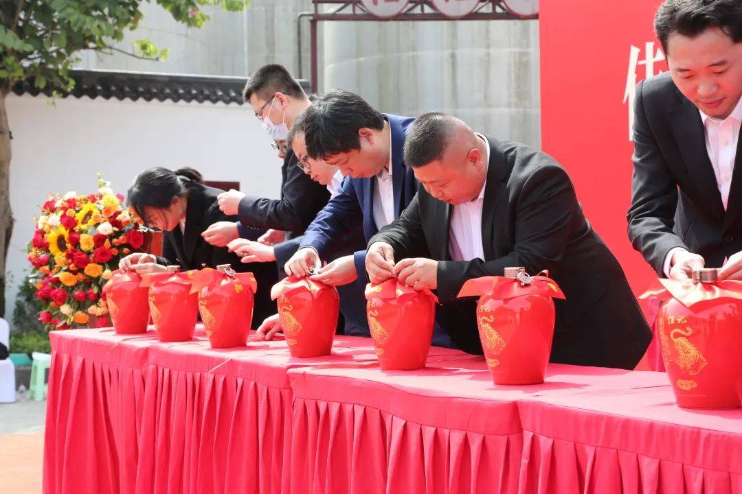 为佳酿进行封坛仪式——绸布盖顶,铜锁入心,在仪式感中封一坛春酿美酒