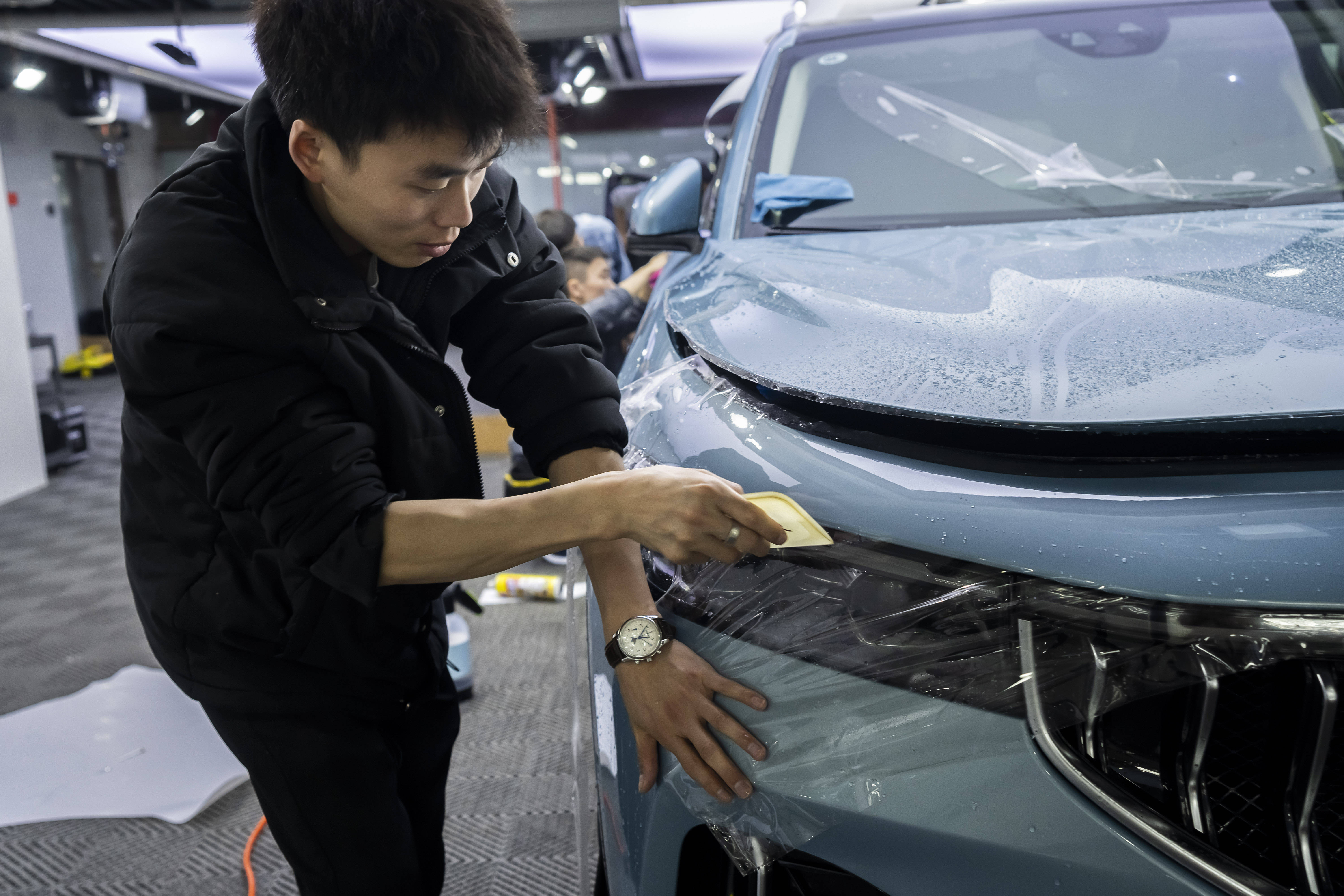 (汽車右前方貼膜施工圖)事情遠沒有你想的那麼簡單,如果你以為4s店會