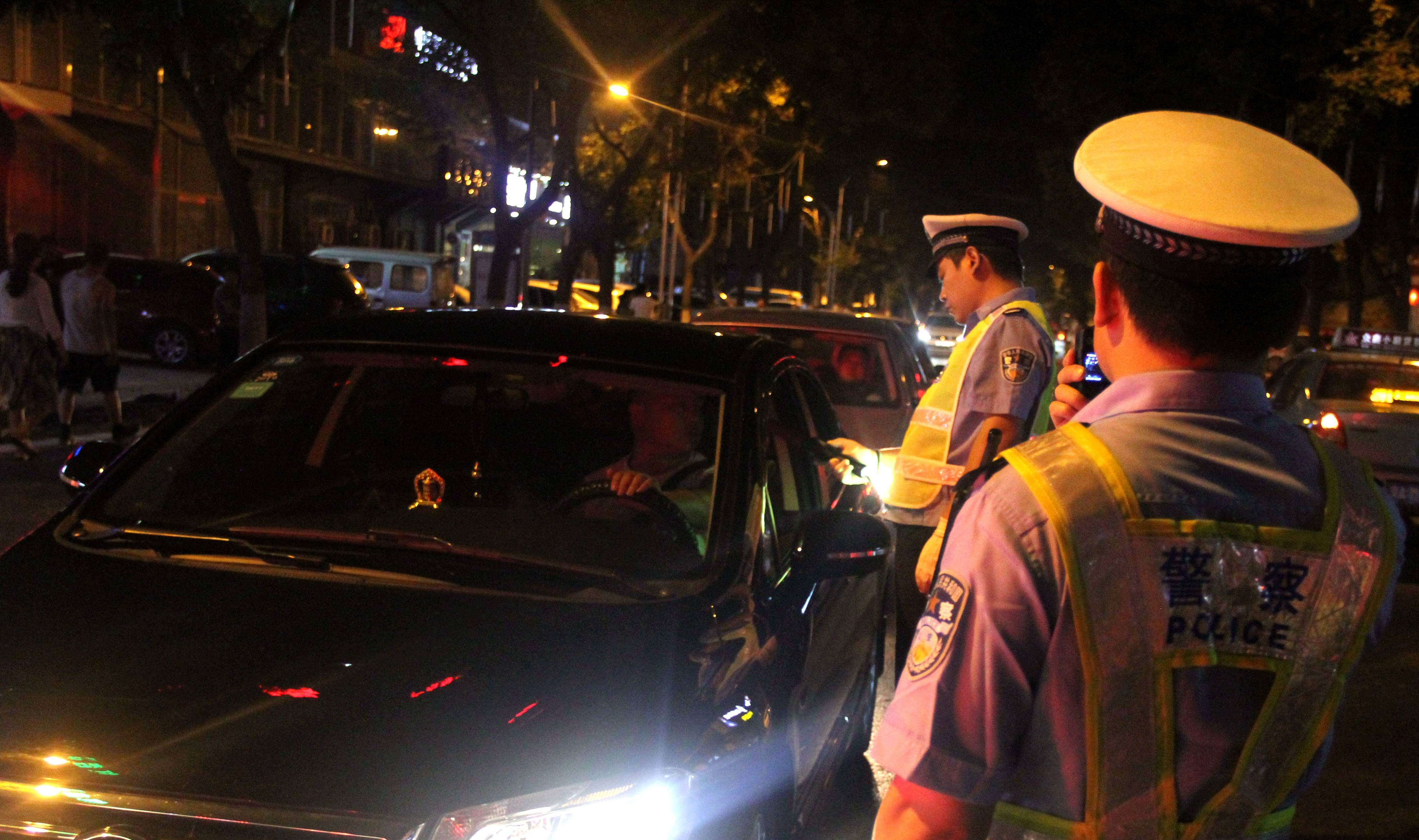 交警夜查酒驾图片高清图片