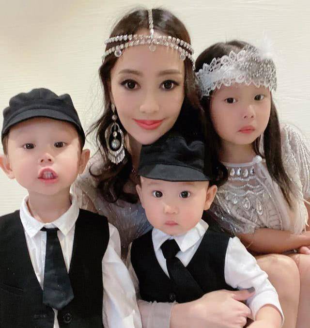 台湾第一千金关颖晒全家福庆新年4年生3胎的她大秀少女般身材