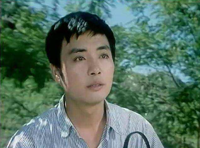 他是一位50後,在1974年她參演了《渡江偵察記》,這也是他初次參與拍攝