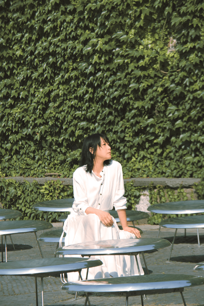 刘若英真适合穿白衬衫配白色半身裙清新脱俗不靠名牌也很高级