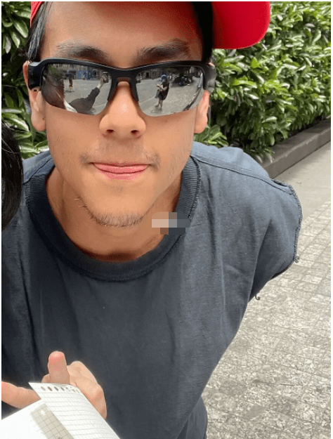 来合影中,彭于晏穿着运动t恤,颜色有些发白,戴着一顶红色的帽子和黑色