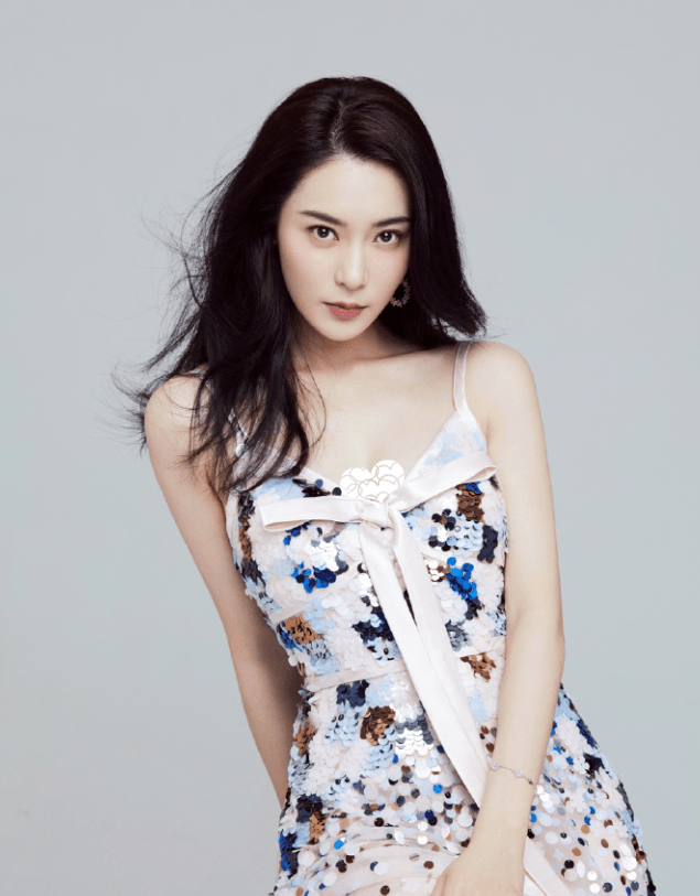 原创胡然身材好任性穿粉色吊带睡裙配拖鞋就出街一般人哪敢这样穿