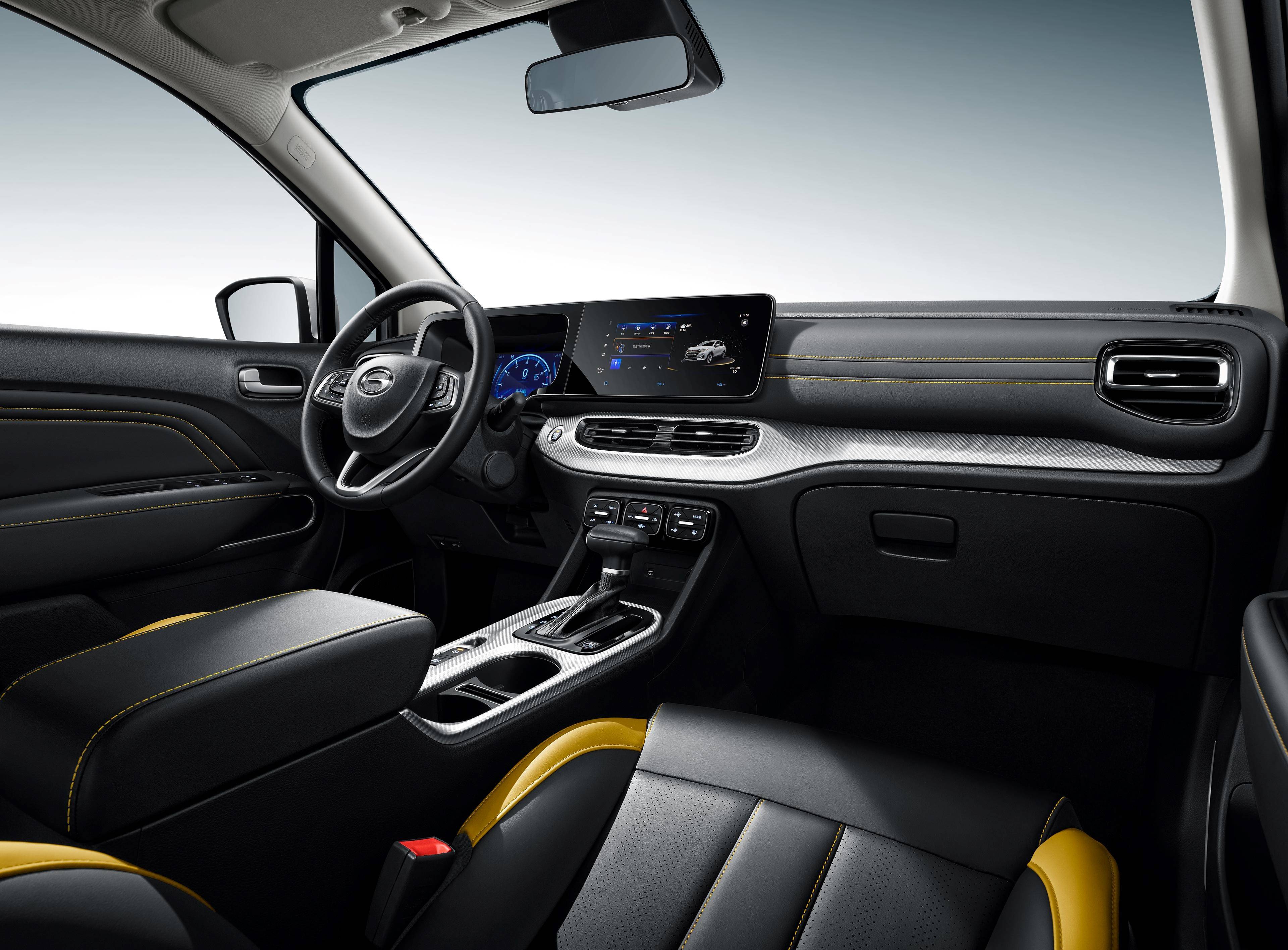 内饰方面,新车提供有三辐式多功能方向盘,液晶仪表盘,悬浮式中控屏