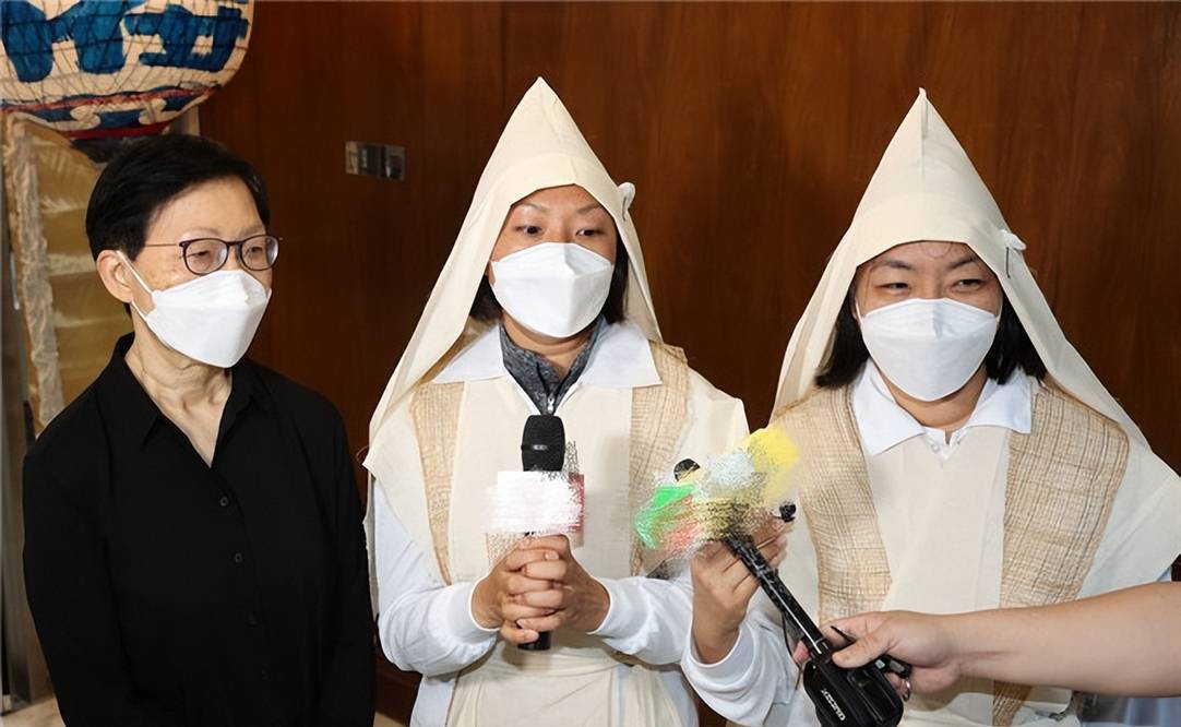 周星驰御用配角卢雄举行葬礼,女儿披麻戴孝,王祖蓝夫妇送花圈_父亲