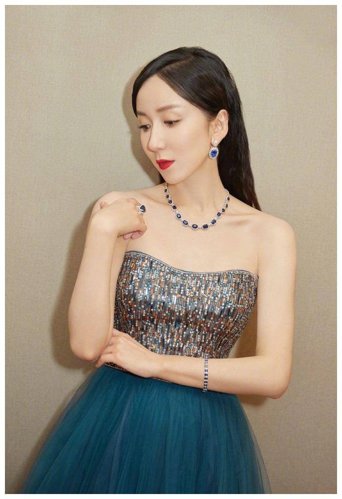 拥有傲娇身材的娄艺潇穿起抹胸拖地礼服裙十足的性感诱惑