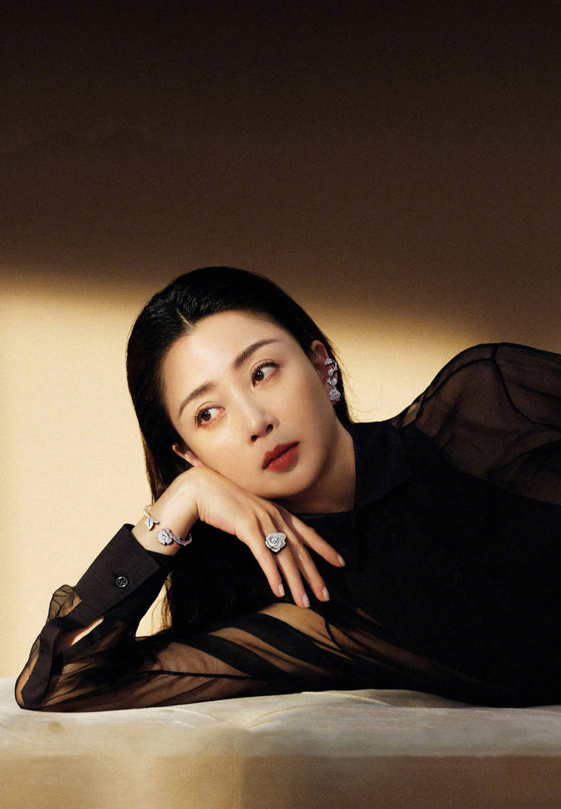 原创43岁殷桃登时尚杂志露脐装炫平坦马甲线黑色透视装看着真嫩