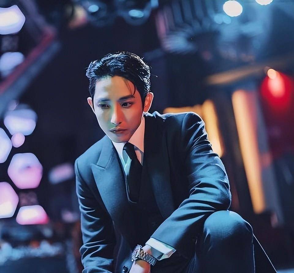 李洙赫在《还有明天》饰演朴中佶,穿上西装以及深邃的眼妆仿佛要把人