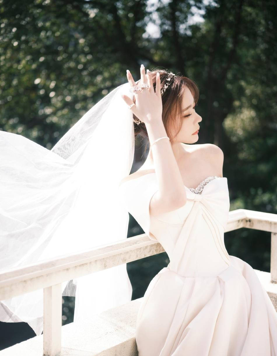 张紫宁拍婚纱造型写真极简盘发珍珠发箍尽显温柔