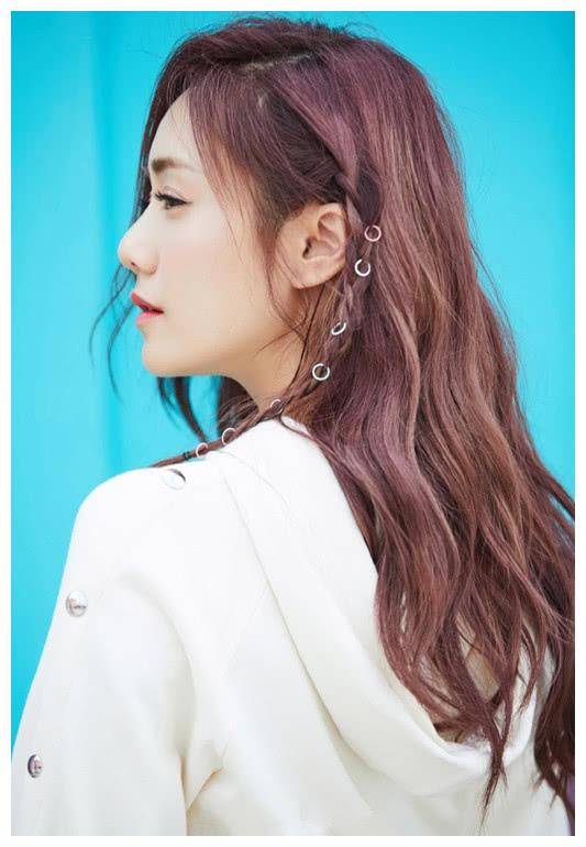 刘芸拍时尚大片连换三款发型扎起麻花辫也太有少女气息了