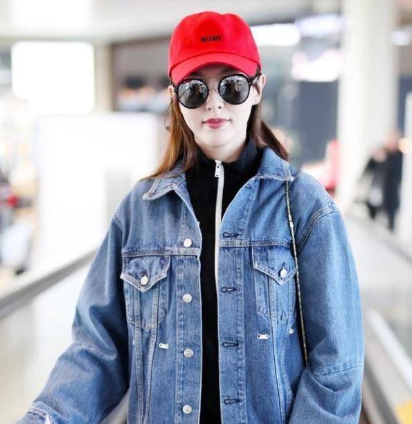 下面的这张图,唐嫣戴着一顶红色的帽子,穿着天蓝色的牛仔外套,内搭一