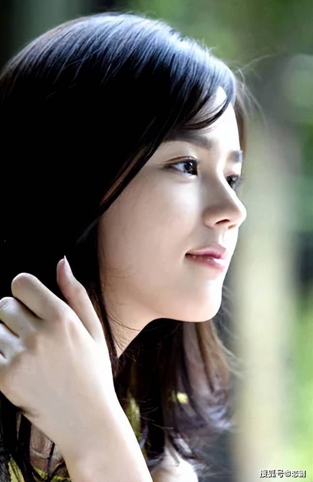 今天,让我们一起来看看天然美人金泰熙,其实在学生时代,金泰熙的颜值