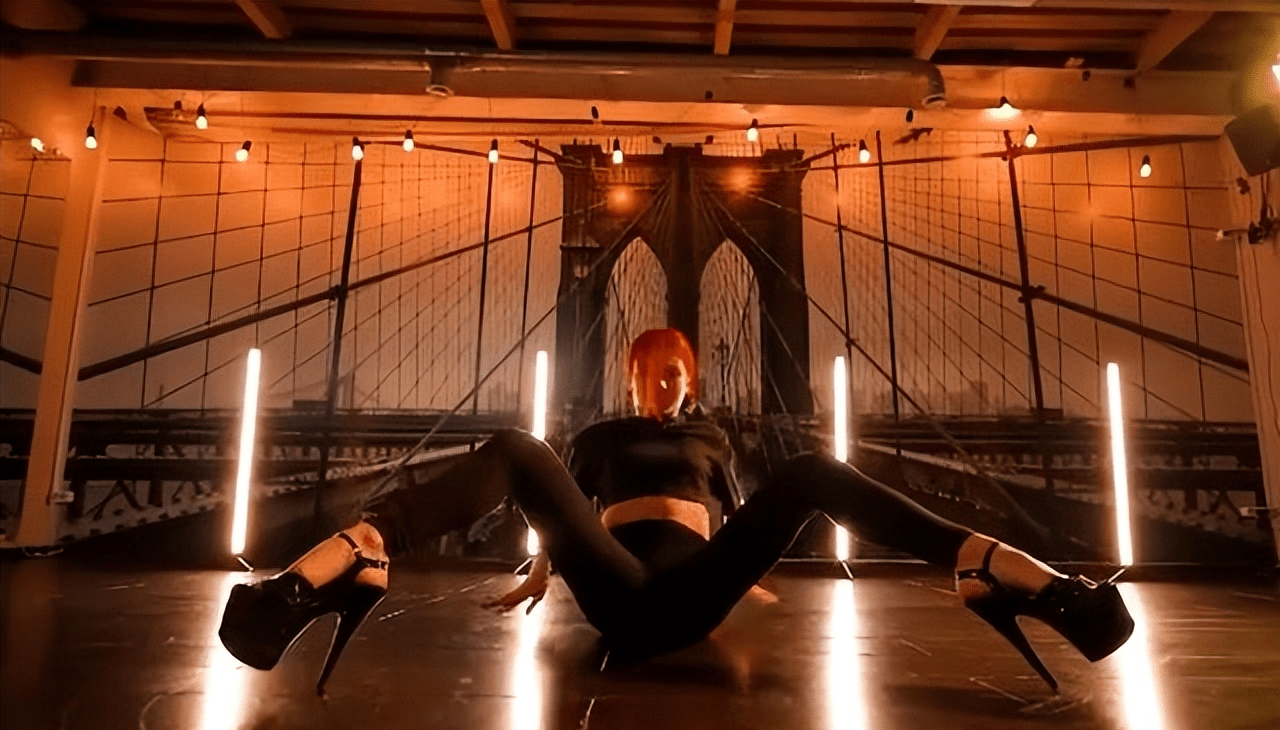 特鲁索娃大变风格,十厘米高跟鞋跳性感热舞,队友5个字搞笑评价