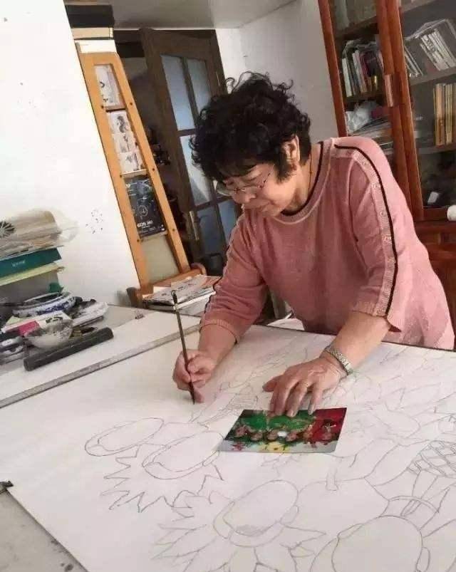 陪孙女画画71岁老太太意外成国际艺术家专家瞎画