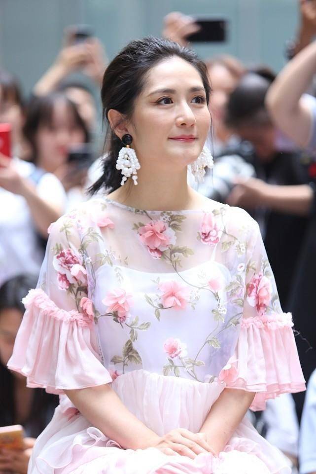 生图中的谢娜看着老了不少脸上的皮肤有点下垂穿得像个花仙子