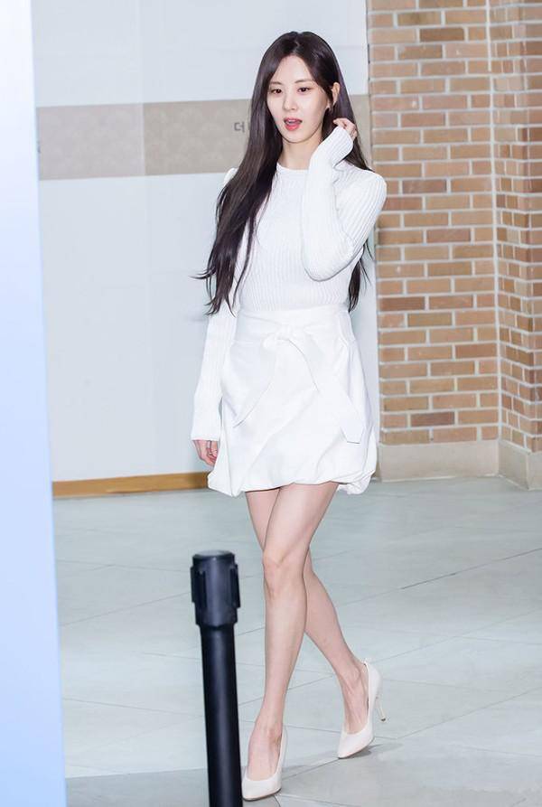 原创少女时代徐贤终于放开了毛衣配短裙看似保守转身后露背更惊艳