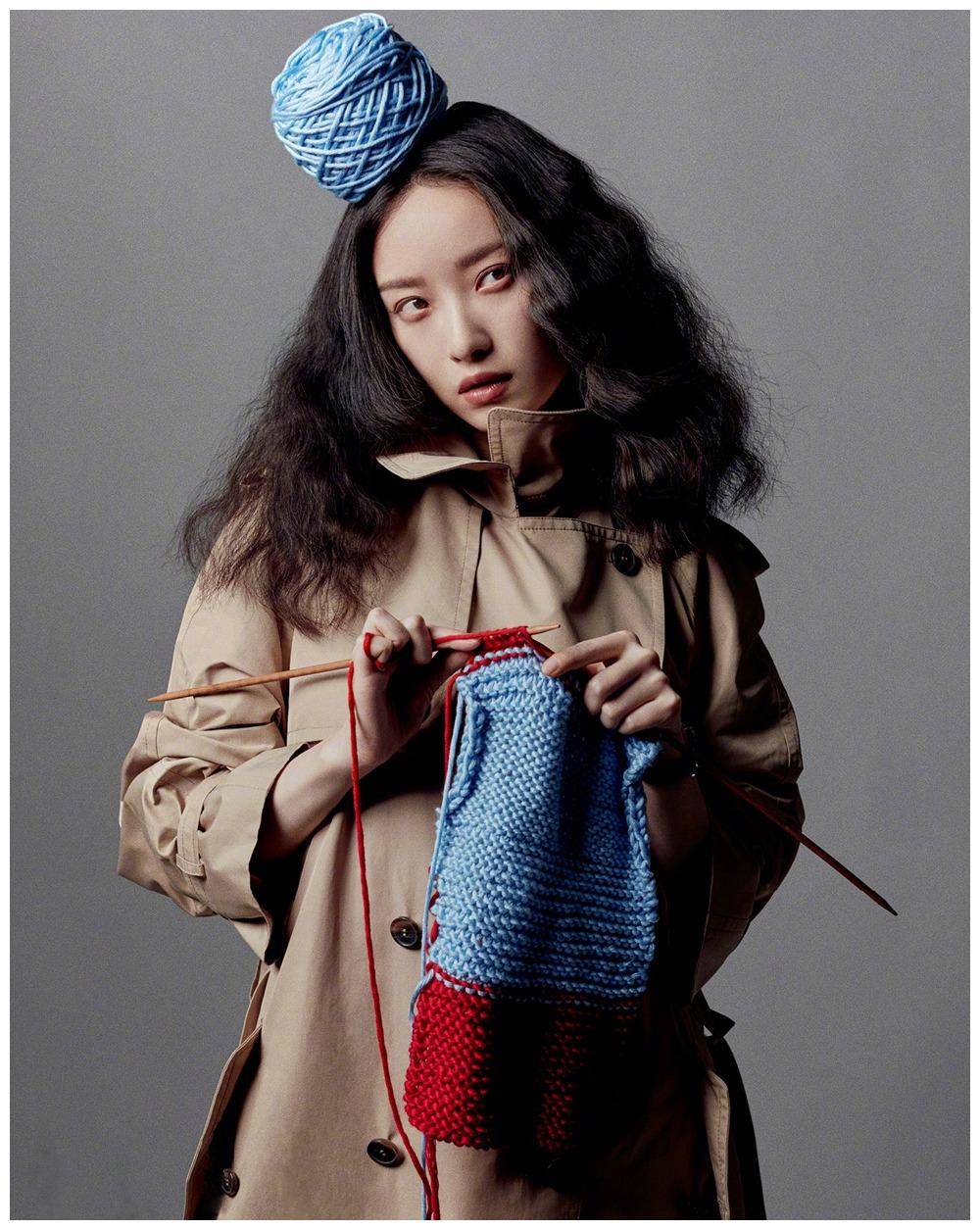 原创倪妮的刘海造型可真甜搭印花针织更减龄然而御姐中分才更配她