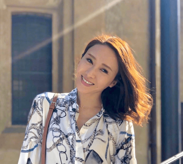 原创被富商老公宠爱的黎姿好美穿白色印花衬衫去度假美得不像48岁