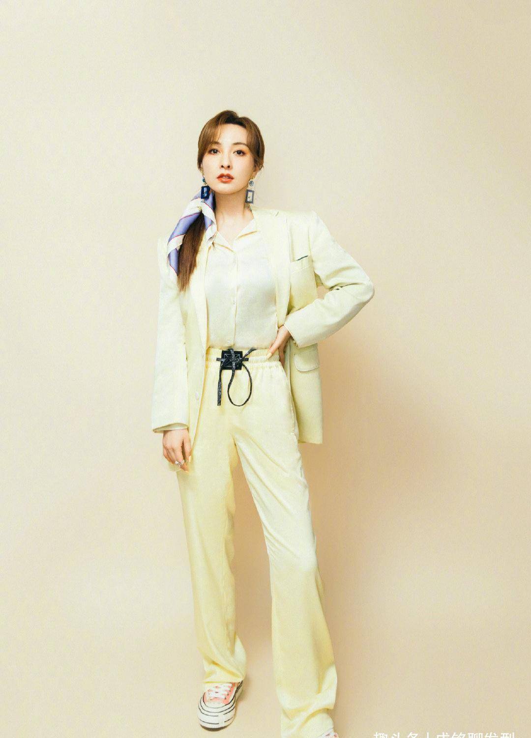 原创38岁吴昕时尚感炸裂鹅黄色西装温柔不失酷飒丝带发绳时尚减龄