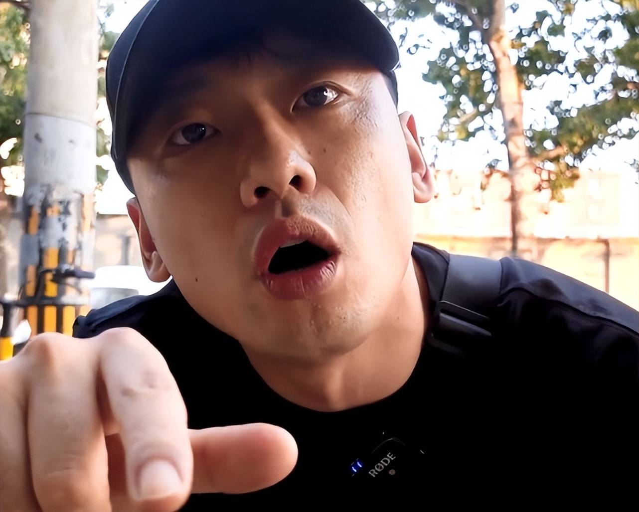 在美,大多数吃东西和广播的人不是肥胖就是娘娘腔,但乌拉拉是个例外.