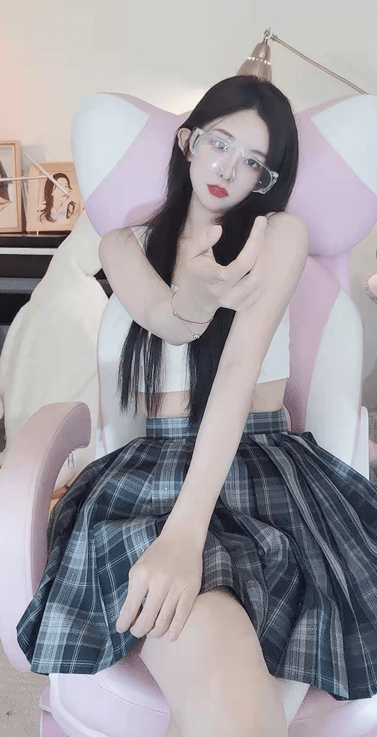 腐团儿香奈儿上衣配勾丝黑袜,林七七露出深v锁骨,显