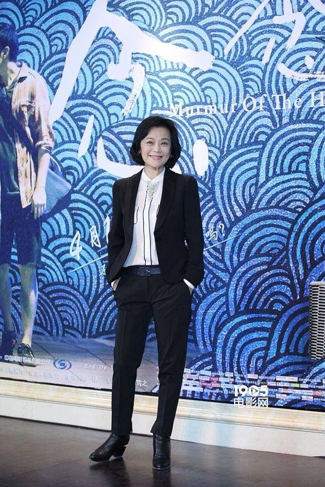 原创张艾嘉的原装五官老得真实穿无袖上衣配牛仔裤亮相打扮好精致