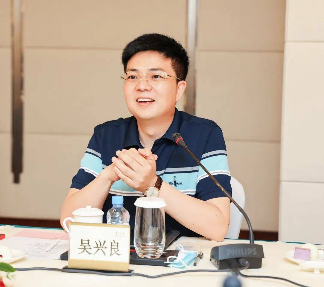 足行健董事长吴兴良与会图足行健董事长吴兴良表示,足行健产品的消费