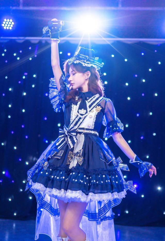 近期火了一种洛丽塔,叫谢安然"姐妹款"打歌服,元气又少女_lo_裙子