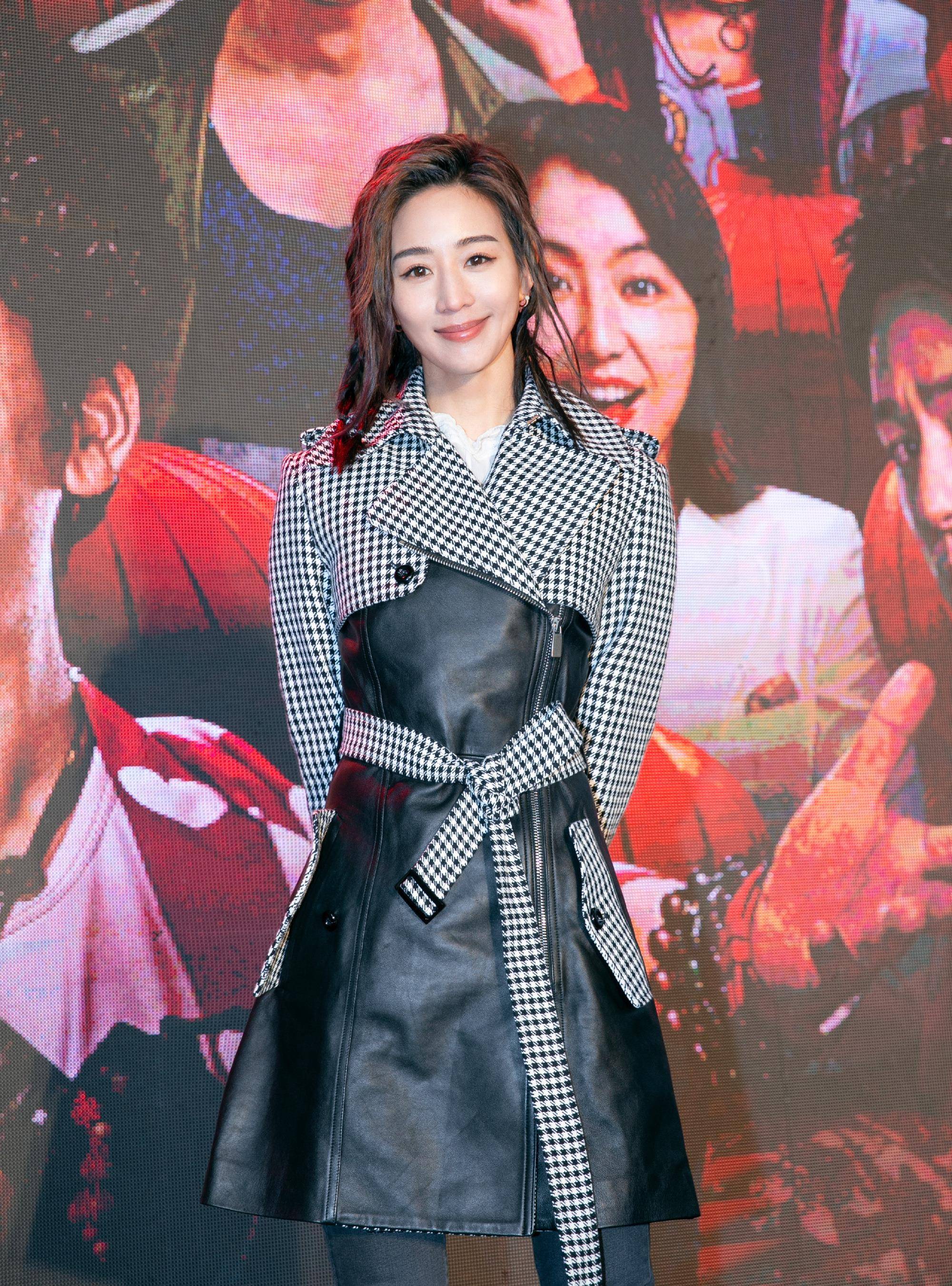 原创37岁张钧甯身穿黑色皮革裙出席活动鞭炮编发显得野性十足