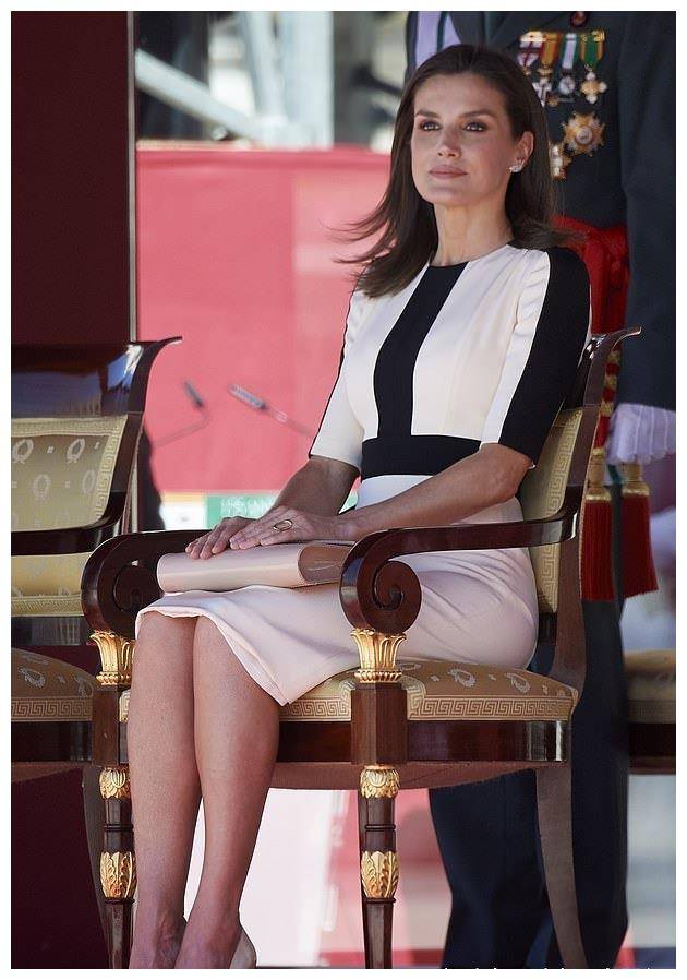 原创西班牙王后扎马尾青春洋溢啊1千5白上衣配牛仔裙真看不出46岁