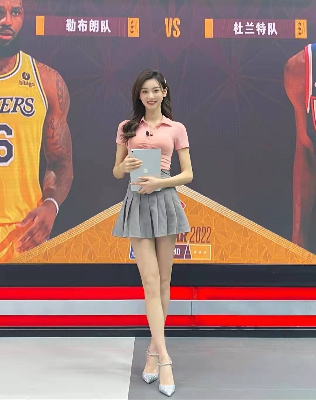 原创nba女主持人金佳悦主持节目到一半时长旗袍变成超短裙这到底是