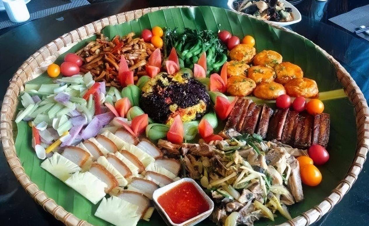 海南琼中的农家美食,5个人吃簸箕宴,客人被臭到流眼泪_外地人_特色