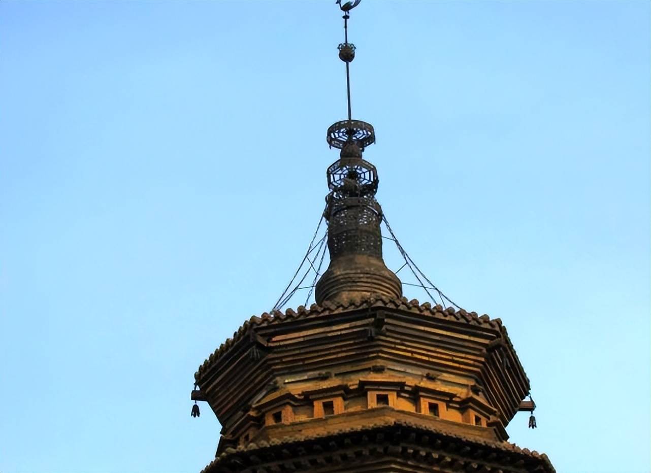 圆觉寺塔上有一只铁鸟它与八面塔配合竟有一种想不到的功能