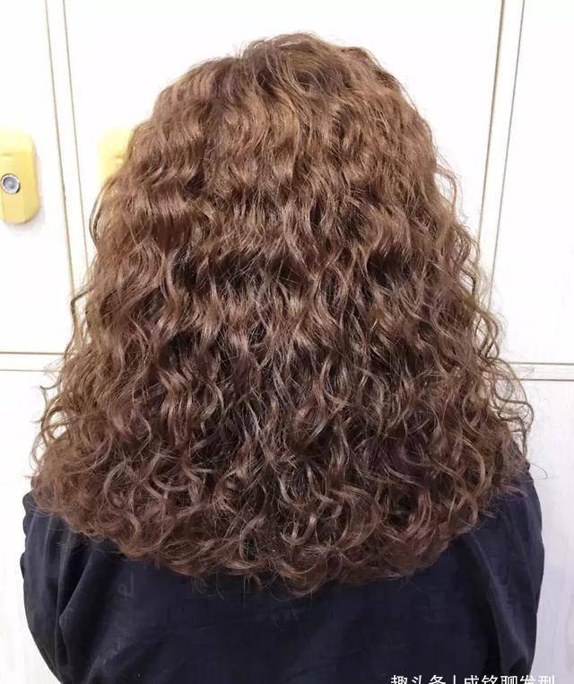 原创50岁女人烫发最好避开这三种发型老气更没气质而且还不好打理
