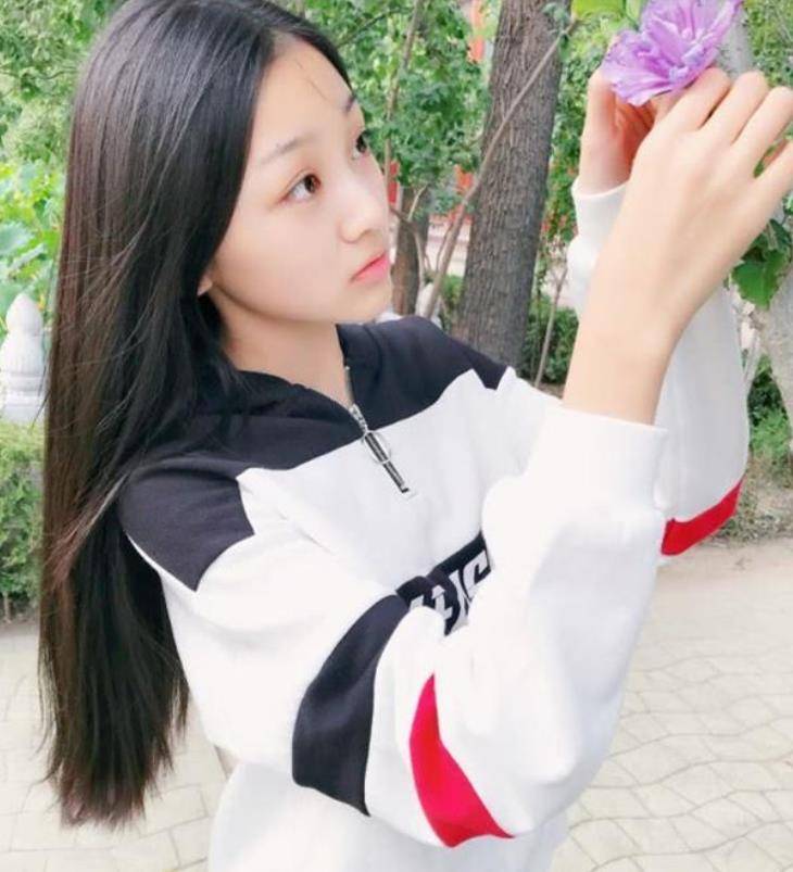 扮演小李慧珍的演员叫做曲芷含,也是杨幂签下的一个小女艺人,现在的她