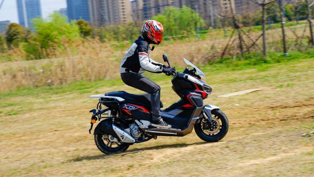 非常能打的adv踏板22980元龙嘉xdv250si测评