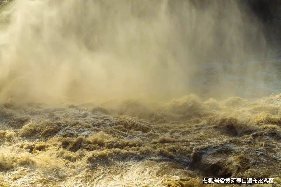 在两山之间浩荡前进,悬流激荡,发出的巨大声响如万鼓齐鸣,似惊雷滚滚