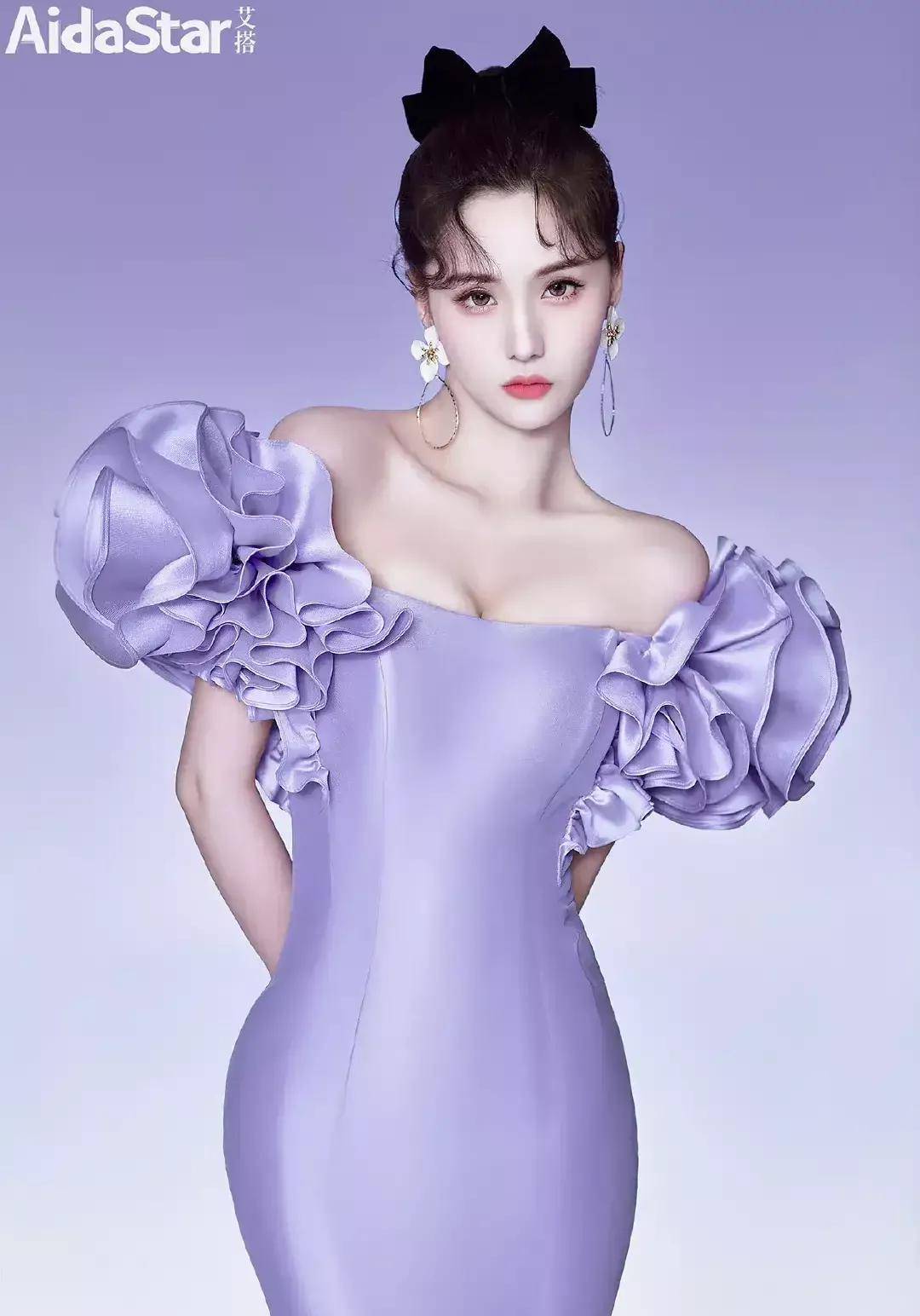 深v与流体包臀长裙蓝心妍太能驾驭高难度造型了