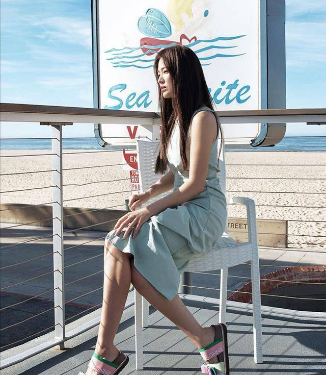 宋慧乔拍夏日画报,黑长直配淑女裙,38岁依旧像刚出道模样_气质_连衣裙