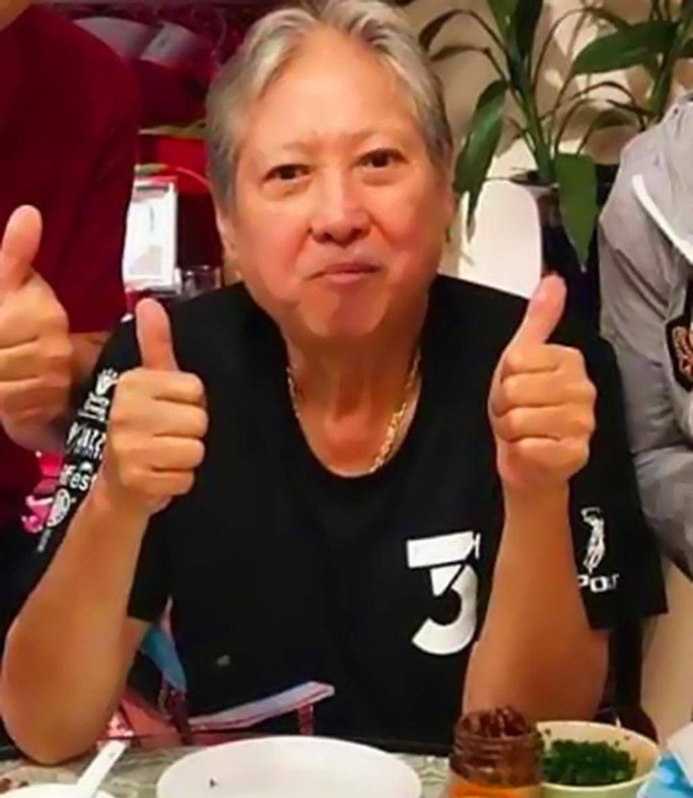 确实让人有些瞠目结舌,照片中的洪金宝真的可以用"爆瘦"两个字来形容