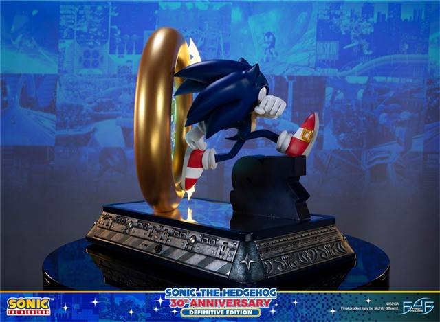 雕像采用了蓝色的刺猬索尼克从金环之中跑出的经典造型,脚下还有着