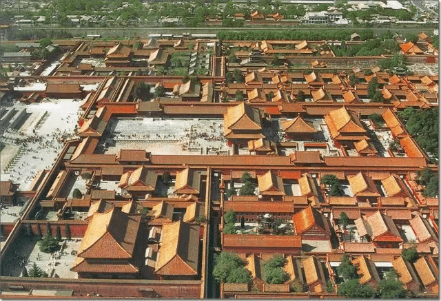 俯瞰紫禁城的雄伟壮观经过深思熟虑之后,永乐元年,朱棣将北平定名为