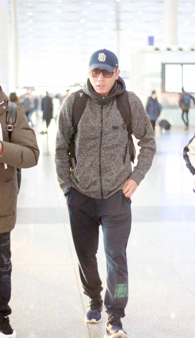 刘烨黑色系造型走机场,羽绒服配开衫休闲感十足,41岁帅气有型_气质