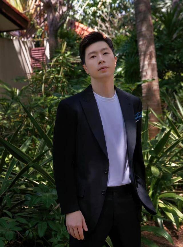 原创国乒天团私服曝光马龙西装不输明星尽显反差魅力