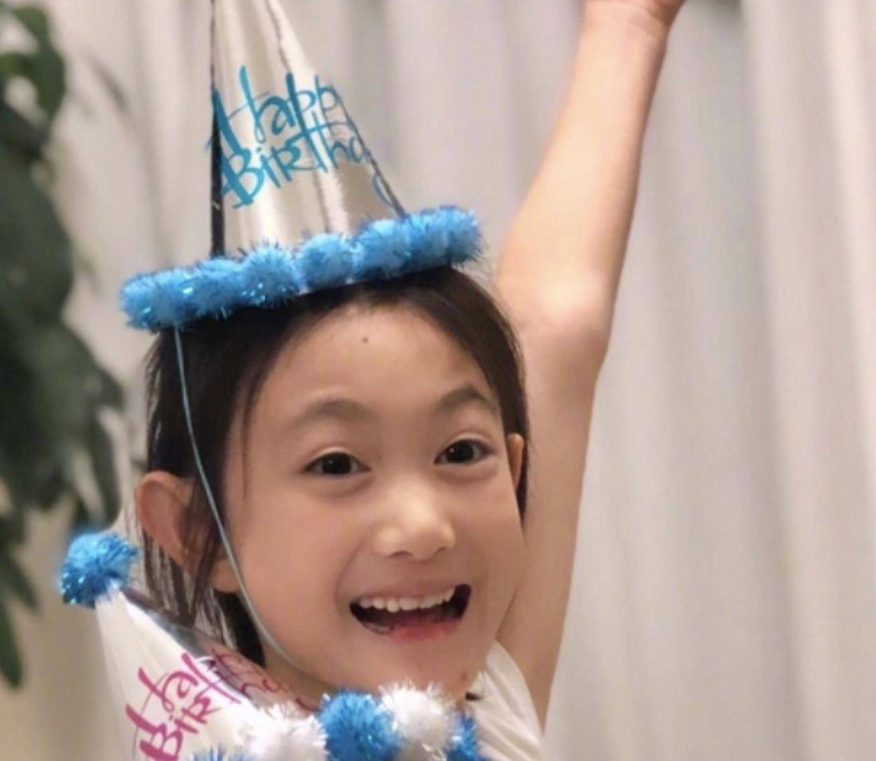 原创李小鹏晒女儿8岁庆生照奥莉头戴蛋糕帽欢呼小小年纪卧蚕吸睛